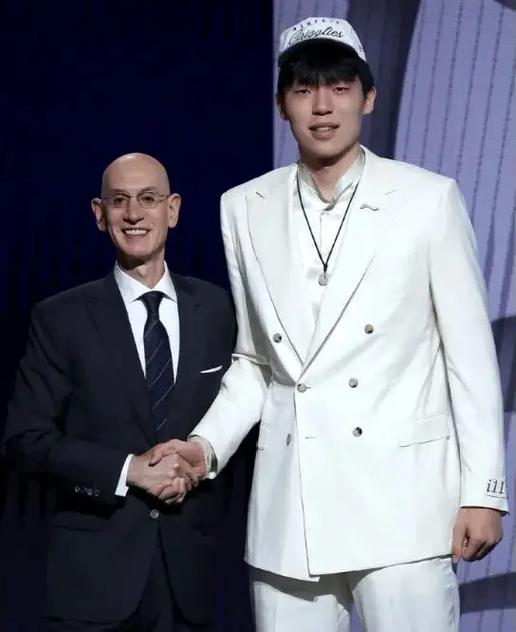 和队友在交流上觉得怎么样？🤣杨瀚森调侃：我说我的 他说他的