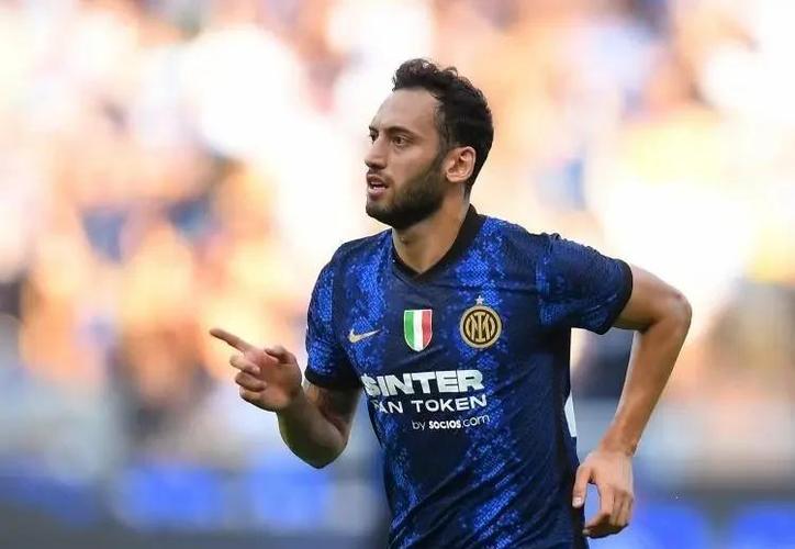 米体：恰尔汗奥卢本轮意甲出战成疑，他在欧冠被撞伤齐沃不想冒险