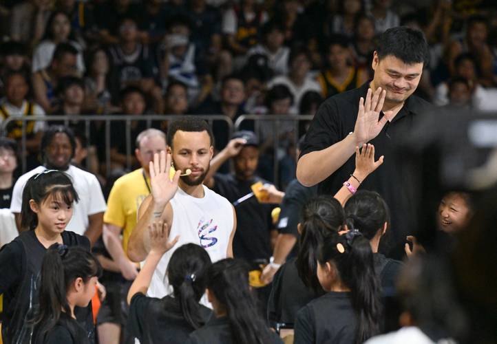 库里答小吧问：很高兴把训练营带到重庆 全球的篮球水平都在提高~