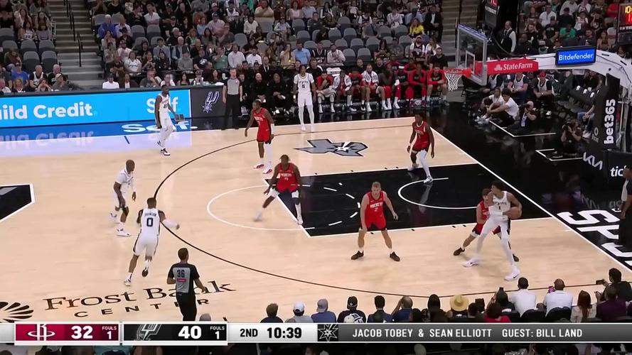 卡斯尔：文班亚马看起来状态好极了 他整个夏天都在拼命训练