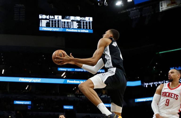 这天赋！马刺官媒晒训练营的视频：文班亚马快攻中秀背扣