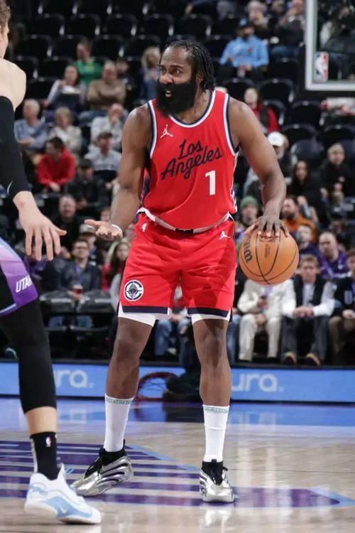 劳模！哈登：我不打算减轻自己的工作量 该承担多少我就承担多少