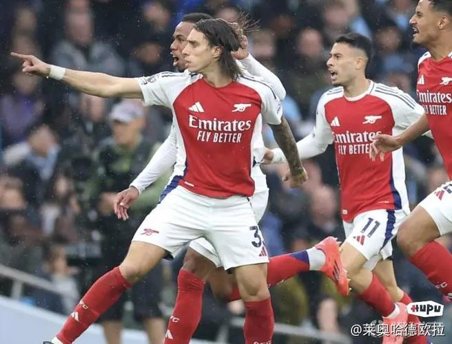 锁定主力！英超官方发问：卡拉菲奥里在英超最佳左后卫中排第几？