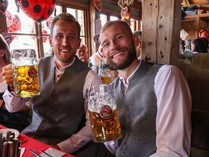 🍺干杯🍺凯恩、迪亚斯、杰克逊等拜仁球员参加慕尼黑啤酒节