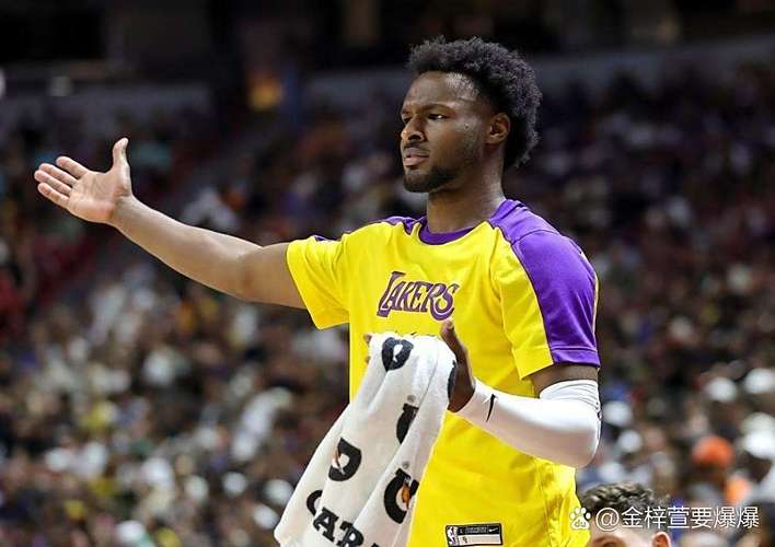 夸梅:布朗尼在主场打球时就像只被车灯照到的鹿一样不知所措