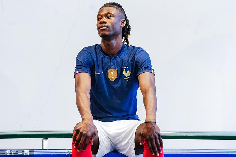 这是什么造型😂卡马文加到法国队报到：马褂+阔腿裤+手提皮包