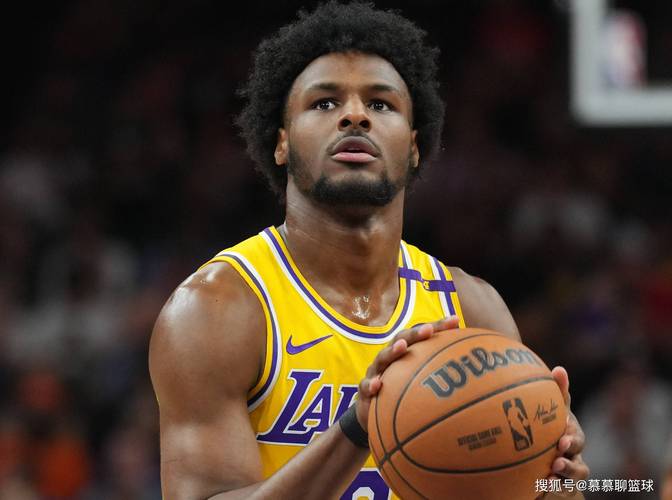 夸梅:布朗尼应去海外打球体验一下 他不想去因为老爹全安排好了