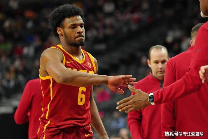 夸梅:布朗尼突破时不会用肩膀占据空间 你需要学学尼克斯的控卫