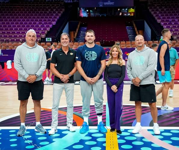 东契奇组织团建!艾顿:球队全明星来照看队伍 我也是第一次经历