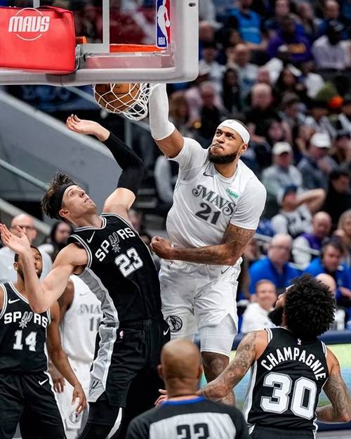 拉满弓！迪伦-考德威尔切入禁区 高高跃起献暴力隔人暴扣