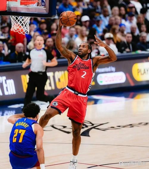 手感火热！莱昂纳德半场5记三分球砍下18分2助