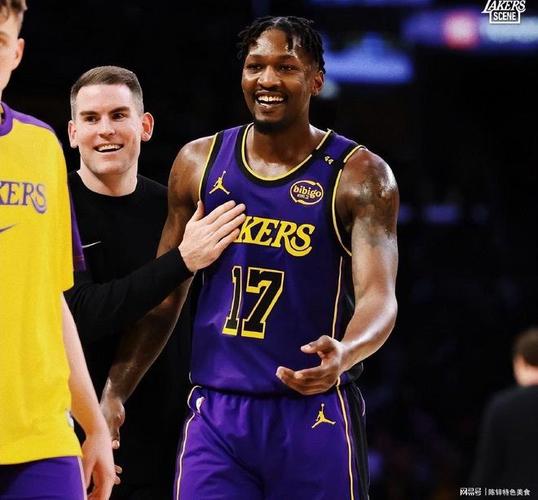 季前赛打不了！芬尼-史密斯在球队训练结束后加练底角三分