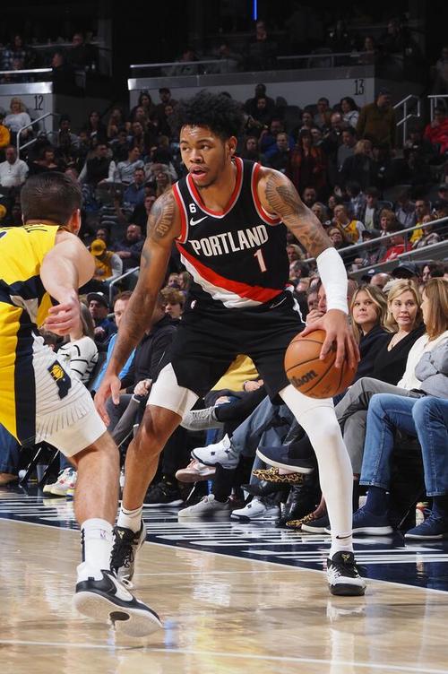 新援首秀!安芬尼-西蒙斯13投6中&三分7中2 砍下18分3助攻