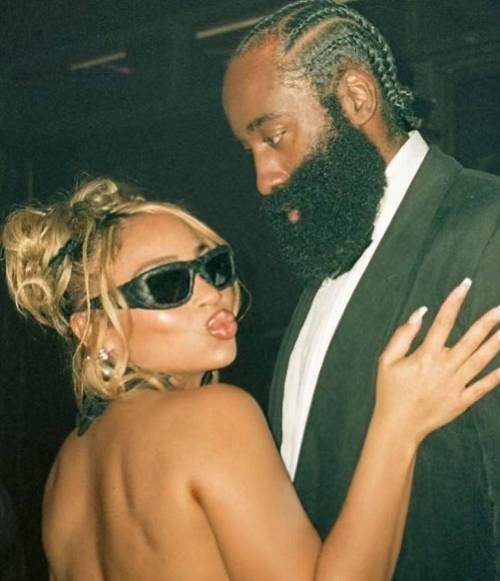 哈登被捧花吓懵?女友:他讨论结婚比我还多 他早叫我“老婆”了