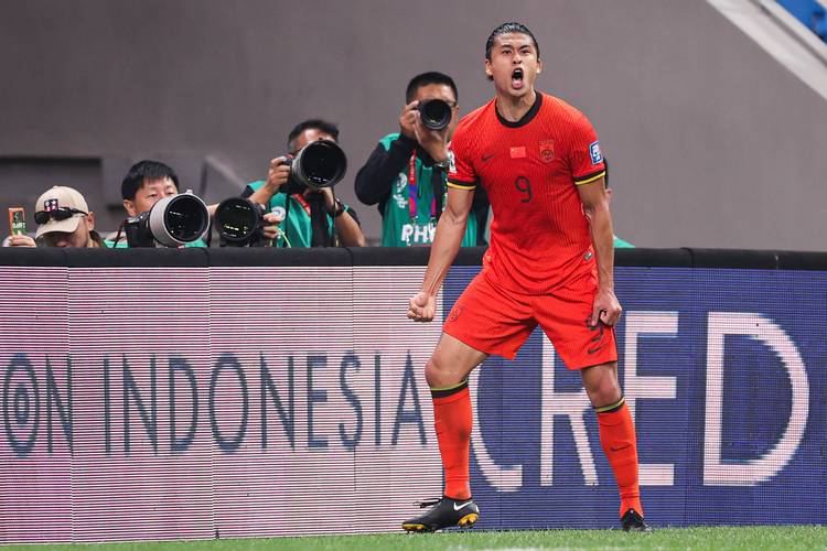 张玉宁：过去两周我们练得非常辛苦 控制住了比赛但输球很可惜