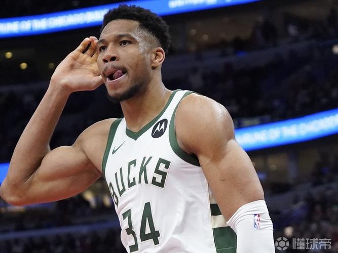 放开抡!字母哥赛季前三战场均砍35+15+5 历史首人