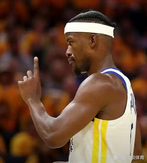 出其不意！巴特勒面对保罗 直接颠投干拔三分命中！