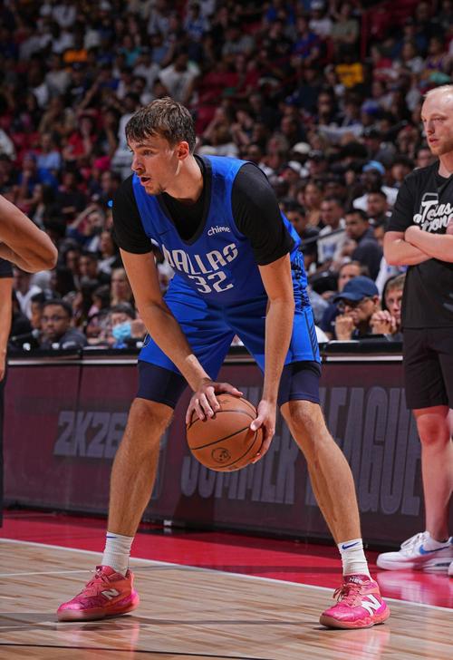 打几分?弗拉格生涯前5场场均13.4分6.2板2.8助 命中率41%