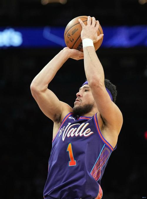 打得啥啊老铁！布克半场9中1仅拿3分3板2助 次节4中0未得分