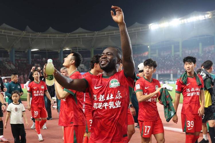 当场回应！甘超对阿奇姆彭做闭嘴手势，钟义浩破门后做同样手势