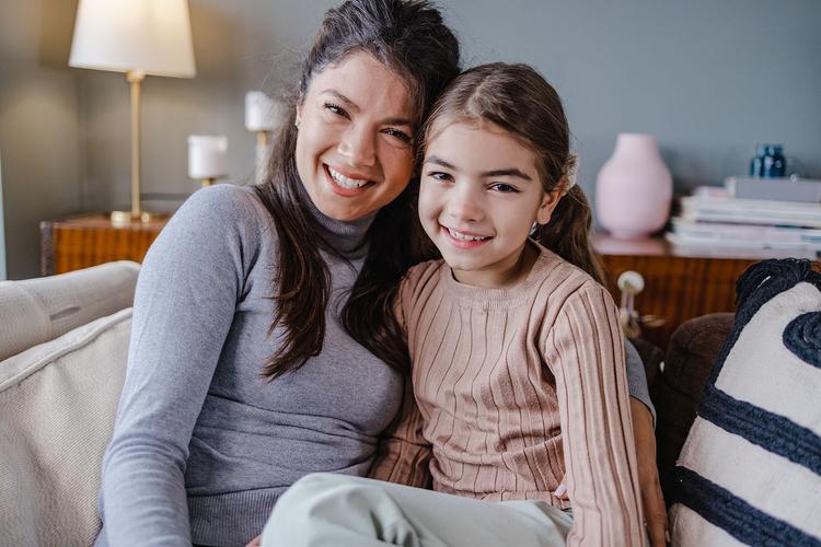 享受温馨家庭时光！萨拉赫社媒晒陪伴女儿玩耍照片