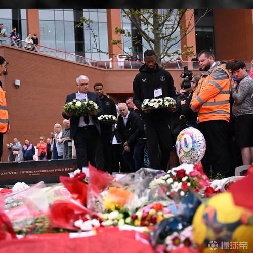 致敬若塔，阿隆索、赫伊森、阿诺德一行前往安菲尔德纪念碑前献花